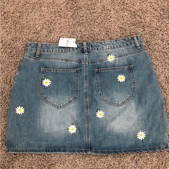 Plus size floral embroidered Denim Skirt - Picture 2 of 5